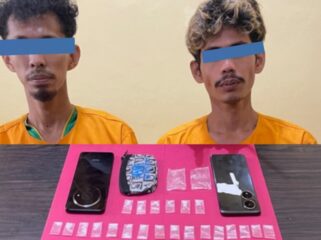 Dua terduga pengedar narkotika berinisial WI dan T diamankan Satresnarkoba Polres Kepulauan Meranti. Polisi turut menyita 22 paket diduga sabu dengan berat kotor sekitar 3,18 gram serta sejumlah barang bukti lainnya.