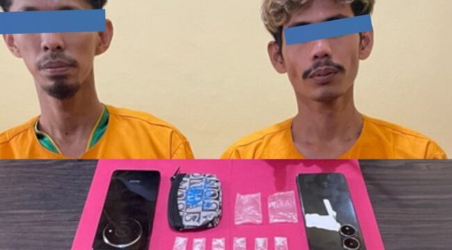 Dua terduga pengedar narkotika berinisial WI dan T diamankan Satresnarkoba Polres Kepulauan Meranti. Polisi turut menyita 22 paket diduga sabu dengan berat kotor sekitar 3,18 gram serta sejumlah barang bukti lainnya.