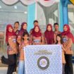Anggota Sanggar Bestari Meranti saat berada di Pelabuhan Tanjung Harapan, Selatpanjang, sebelum bertolak menuju Tanjung Balai Karimun untuk mengikuti ajang Taja Tari Karimun.