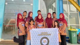 Anggota Sanggar Bestari Meranti saat berada di Pelabuhan Tanjung Harapan, Selatpanjang, sebelum bertolak menuju Tanjung Balai Karimun untuk mengikuti ajang Taja Tari Karimun.