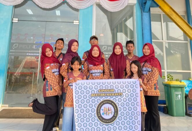 
 Anggota Sanggar Bestari Meranti saat berada di Pelabuhan Tanjung Harapan, Selatpanjang, sebelum bertolak menuju Tanjung Balai Karimun untuk mengikuti ajang Taja Tari Karimun.