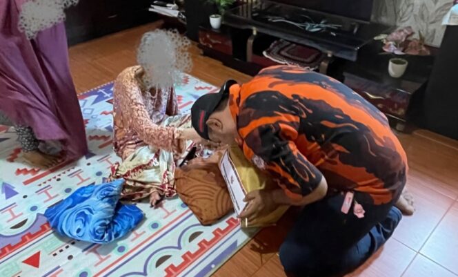 
 MPC Pemuda Pancasila Kabupaten Kepulauan Meranti saat menyerahkan bantuan paket sembako kepada keluarga veteran dalam rangka memperingati HUT ke-81 Kemerdekaan RI.