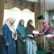 Sekda Kepulauan Meranti Sudandri Jauzah menyerahkan sagu hati sebesar Rp5 juta kepada empat putra-putri Meranti yang dipercaya mewakili Provinsi Riau pada MTQ Nasional XXXI 2026 di Semarang, Jawa Tengah.