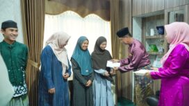 Sekda Kepulauan Meranti Sudandri Jauzah menyerahkan sagu hati sebesar Rp5 juta kepada empat putra-putri Meranti yang dipercaya mewakili Provinsi Riau pada MTQ Nasional XXXI 2026 di Semarang, Jawa Tengah.