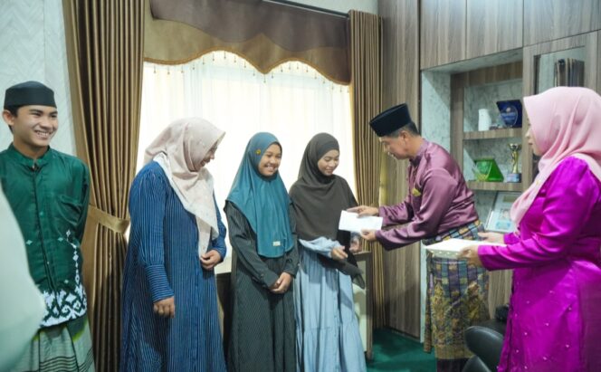 
 Sekda Kepulauan Meranti Sudandri Jauzah menyerahkan sagu hati sebesar Rp5 juta kepada empat putra-putri Meranti yang dipercaya mewakili Provinsi Riau pada MTQ Nasional XXXI 2026 di Semarang, Jawa Tengah.