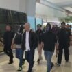 Yuwanky digiring penyidik di Terminal 3 Bandara Soekarno-Hatta, Kamis (27/8/2026) tersedia dari Dittipidnarkoba Bareskrim Polri.