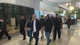 Yuwanky digiring penyidik di Terminal 3 Bandara Soekarno-Hatta, Kamis (27/8/2026) tersedia dari Dittipidnarkoba Bareskrim Polri.