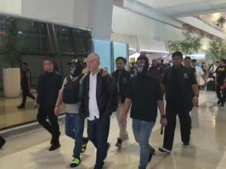 Yuwanky digiring penyidik di Terminal 3 Bandara Soekarno-Hatta, Kamis (27/8/2026) tersedia dari Dittipidnarkoba Bareskrim Polri.
