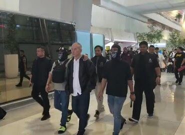 Yuwanky digiring penyidik di Terminal 3 Bandara Soekarno-Hatta, Kamis (27/8/2026) tersedia dari Dittipidnarkoba Bareskrim Polri.