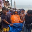 Tim SAR gabungan saat mengevakuasi jenazah korban kecelakaan laut di Perairan Desa Sialang Pasung, Sabtu (5/9).