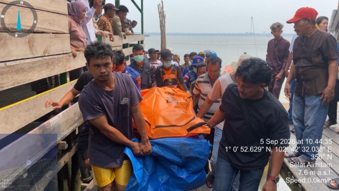 
 Tim SAR gabungan saat mengevakuasi jenazah korban kecelakaan laut di Perairan Desa Sialang Pasung, Sabtu (5/9).