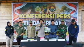 Kapolres Kepulauan Meranti AKBP Gede Prasetya Adi Sasmita saat menyampaikan keterangan dalam konferensi pers pengungkapan kasus karhutla di Desa Gemala Sari, Kecamatan Rangsang, Minggu (6/9/2026).