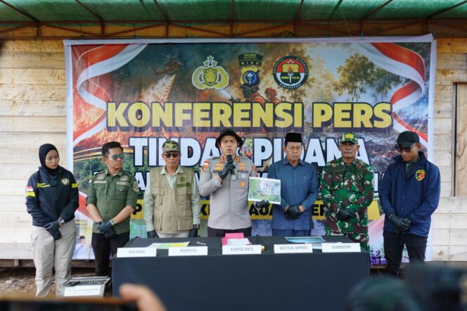 
 Kapolres Kepulauan Meranti AKBP Gede Prasetya Adi Sasmita saat menyampaikan keterangan dalam konferensi pers pengungkapan kasus karhutla di Desa Gemala Sari, Kecamatan Rangsang, Minggu (6/9/2026).