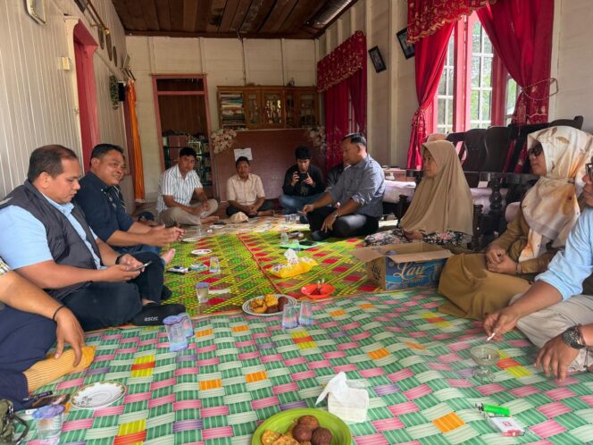 
 Perwakilan Partai NasDem Riau dan Kepulauan Meranti menyambangi keluarga MA di Kecamatan Merbau, Kepulauan Meranti, Senin (14/9/2026) siang.