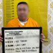 Tersangka Z (45) mengenakan baju tahanan warna oranye saat diamankan Satreskrim Polres Kepulauan Meranti terkait dugaan penipuan dan atau penggelapan dengan modus menjanjikan kelulusan seleksi Polri.