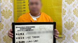 Tersangka Z (45) mengenakan baju tahanan warna oranye saat diamankan Satreskrim Polres Kepulauan Meranti terkait dugaan penipuan dan atau penggelapan dengan modus menjanjikan kelulusan seleksi Polri.