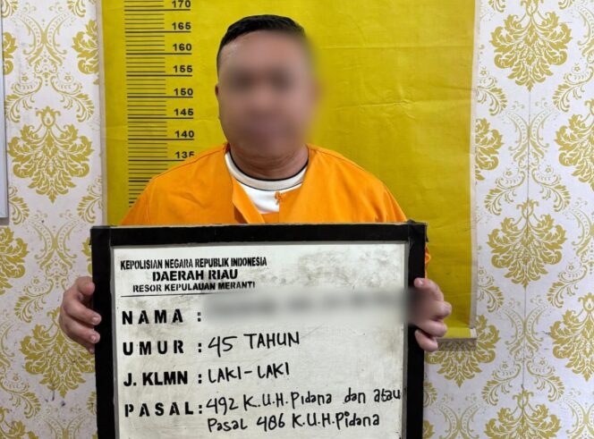 
 Tersangka Z (45) mengenakan baju tahanan warna oranye saat diamankan Satreskrim Polres Kepulauan Meranti terkait dugaan penipuan dan atau penggelapan dengan modus menjanjikan kelulusan seleksi Polri.
