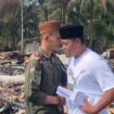 Jajaran PC GP Ansor Kepulauan Meranti bersama unsur NU menyerahkan bantuan kepada Alif, korban kebakaran rumah di Desa Dwi Tunggal, Kecamatan Rangsang, Sabtu (12/9/2026). Total bantuan yang disalurkan mencapai Rp24,8 juta.