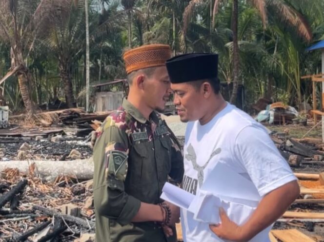 
 Jajaran PC GP Ansor Kepulauan Meranti bersama unsur NU menyerahkan bantuan kepada Alif, korban kebakaran rumah di Desa Dwi Tunggal, Kecamatan Rangsang, Sabtu (12/9/2026). Total bantuan yang disalurkan mencapai Rp24,8 juta.