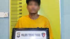 Tersangka K alias K mengenakan baju tahanan warna oranye saat diamankan Unit Reskrim Polsek Tebing Tinggi untuk menjalani proses penyidikan.