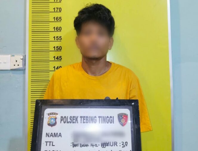 
 Tersangka K alias K mengenakan baju tahanan warna oranye saat diamankan Unit Reskrim Polsek Tebing Tinggi untuk menjalani proses penyidikan.