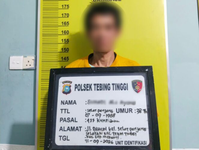 
 Tersangka Suhadi alias Ayong mengenakan baju tahanan warna oranye saat diamankan Unit Reskrim Polsek Tebing Tinggi terkait kasus dugaan curanmor di Jalan Imam Bonjol.