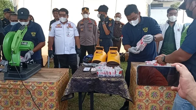 
 Petugas Bea Cukai Bengkalis melakukan pemusnahan barang yang menjadi milik negara (BMMN) hasil penindakan kepabeanan dan cukai periode Semester I 2025 hingga Juli 2026.