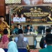 Ketua Umum DPH LAMR Kabupaten Kepulauan Meranti, Datuk Seri Afrizal Cik, saat menyampaikan paparan dalam Seminar Sejarah Pahlawan Kepulauan Meranti di Balai Adat LAMR, Selatpanjang, Sabtu (10/10/2026).