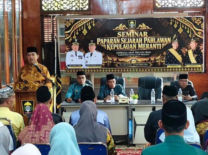 
 Ketua Umum DPH LAMR Kabupaten Kepulauan Meranti, Datuk Seri Afrizal Cik, saat menyampaikan paparan dalam Seminar Sejarah Pahlawan Kepulauan Meranti di Balai Adat LAMR, Selatpanjang, Sabtu (10/10/2026).