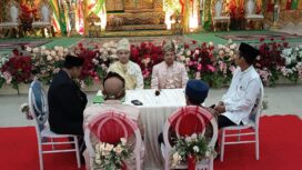 Ustadz Abdul Somad (UAS) dan Aris Abeba jadi saksi pernikahan putri Ketua Jaringan Media Siber Indonesia (JMSI) Provinsi Riau H Dheni Kurnia. Pernikahan Aura Fatmaya Kurnia dan Agus Nawawi pada Minggu (10/12026) pagi di Balai Prajurit Pulanggeni, Pekanbaru
