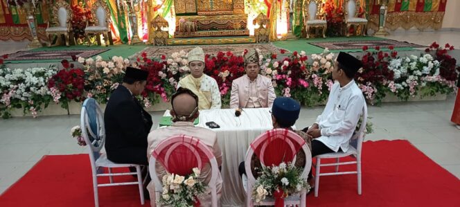 
 Ustadz Abdul Somad (UAS) dan Aris Abeba jadi saksi pernikahan putri Ketua Jaringan Media Siber Indonesia (JMSI) Provinsi Riau H Dheni Kurnia. Pernikahan Aura Fatmaya Kurnia dan Agus Nawawi pada Minggu (10/12026) pagi di Balai Prajurit Pulanggeni, Pekanbaru