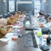 Pimpinan dan anggota DPRD Kepulauan Meranti bersama sejumlah OPD menggelar rapat membahas fenomena LGBT serta langkah pembinaan dan pengawasan terhadap remaja, Senin (12/10/2026).