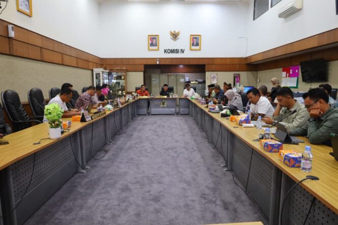 
 Rapat Dengar Pendapat (RDP) Pansus DPRD Provinsi Riau bersama OPD dan Koalisi Masyarakat Sipil Riau membahas perubahan Perda tentang Pengelolaan Lingkungan Hidup di Gedung DPRD Riau, Kamis (29/10/2026). 