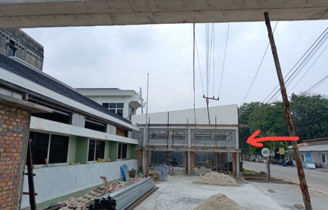 
 Bangunan di area Kantor Imigrasi Kelas II TPI Selatpanjang, Kabupaten Kepulauan Meranti, yang berdiri di dekat bahu jalan saat masa renovasi kantor. Status PBG bangunan ini belum terkonfirmasi (13/10/2026) 