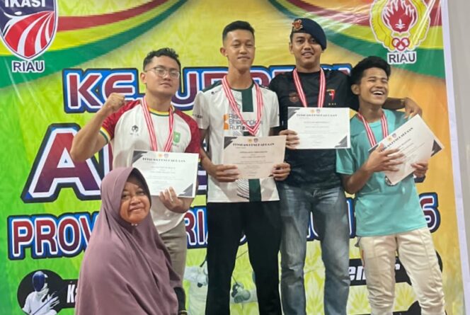
 Dua Personel, Tiga Prestasi! Baja 53 Satbrimob Polda Riau Bersinar di Kejurprov Anggar 2026