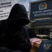 Ilustrasi hasil kecerdasan buatan (AI) menggambarkan dugaan penyimpangan di lingkungan Imigrasi Selatpanjang, mulai dari persoalan nilai proyek, dugaan pungutan liar (pungli), hingga penggunaan fasilitas kantor untuk kepentingan pribadi. Seluruh dugaan masih memerlukan verifikasi dan klarifikasi pihak terkait.