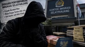 Ilustrasi hasil kecerdasan buatan (AI) menggambarkan dugaan penyimpangan di lingkungan Imigrasi Selatpanjang, mulai dari persoalan nilai proyek, dugaan pungutan liar (pungli), hingga penggunaan fasilitas kantor untuk kepentingan pribadi. Seluruh dugaan masih memerlukan verifikasi dan klarifikasi pihak terkait.